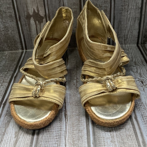 Kenneth Cole Reaction Gold Strappy Wedge Sandals Girls Size 3 - Picture 6 of 7